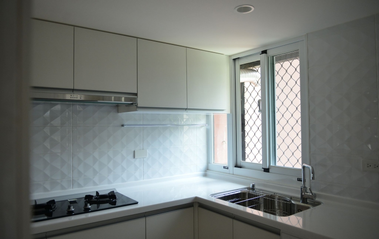 窗戶尺寸-浴室、廁所、廚房等窗戶開口比較窄的地方會使用推開窗