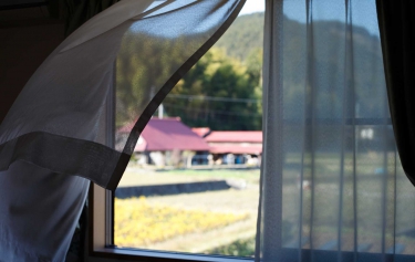 善用玻璃隔熱特性使窗戶達到隔熱節能效果，家裡也能有會呼吸的窗