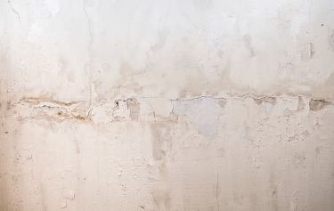 一般我們在舊屋翻新時主要考慮到年久失修，或是漏水問題等等，而鋁窗也會因為各種屋況而有不同方法來進行施工…