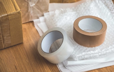 防止鋁料刮傷扭曲，而使日後影響氣密窗氣密度或軌道安裝不順。