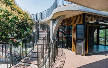 百年芒果樹辦公建築基地使用全天候平階無障礙落地窗系統