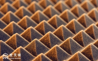 日常生活中噪音充斥環境四周，因此了解噪音來源及隔音原理，並選對隔音門、隔音窗等隔音產品十分重要