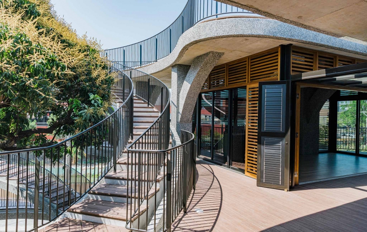 百年芒果樹辦公建築基地使用全天候平階無障礙落地窗系統