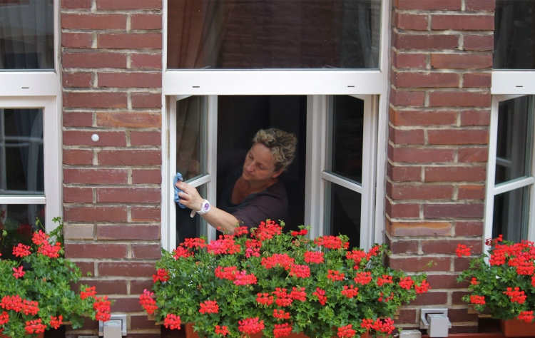 在清潔鋁窗的人