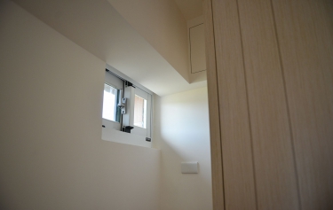 高雄市苓雅區大樓房間通風橫拉窗