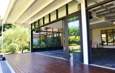 台南市新營區庭園餐廳無障礙商業空間景觀落地窗