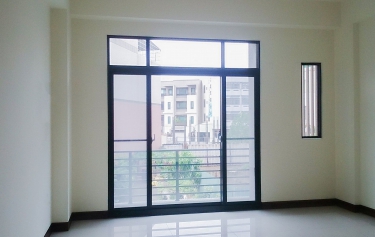 台南市安南區連棟透天套房採光落地窗