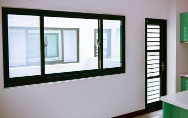 台南市安南區連棟透天廚房通風橫拉窗