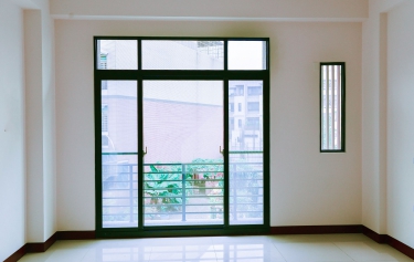 台南市安南區連棟透天房間通風採光橫拉落地窗