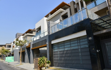 高雄市鳳山區連棟透天電動門