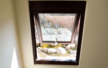 高雄市鳥松區連棟透天梯間推射通風窗