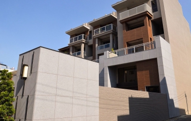 位於高雄市鳥松區連棟透天王牌全天候隔音性佳窗型