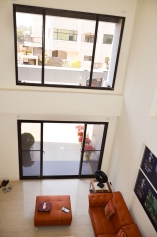 高雄市鳥松區連棟透天客廳挑高採光隔音窗