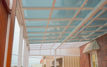 高雄市鳥松區連棟透天車庫採光雨遮