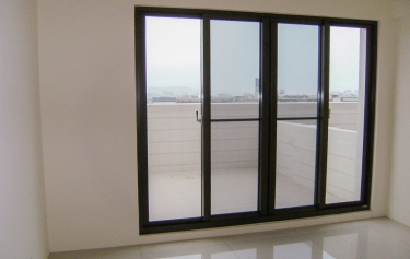 高雄市鳥松區連棟透天頂樓採光落地窗 