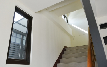 台南市新營區透天別墅樓梯通風氣密推射窗