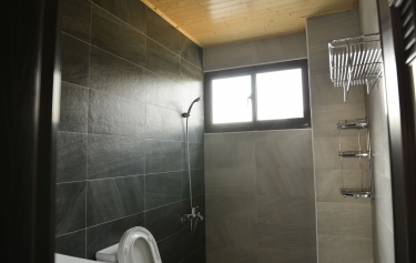 台南市新營區透天別墅浴室採光橫拉窗