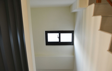 台南市新營區透天別墅樓梯間通風橫拉氣密窗