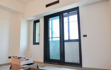 台南市仁德區透天別墅臥室橫拉採光窗