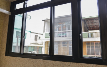 台南市仁德區透天別墅後陽台防風雨氣密窗