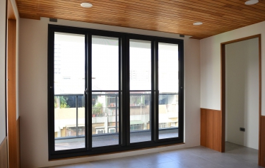 高雄市前鎮區透天別墅-大面積落地4拉窗