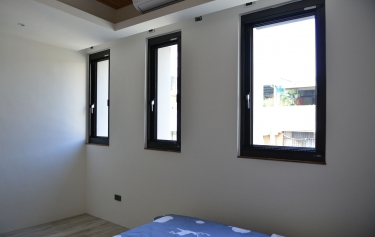 高雄市前鎮區透天別墅-小推射窗增加採光