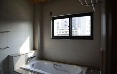 高雄市前鎮區透天別墅-小橫拉窗增加浴室通風