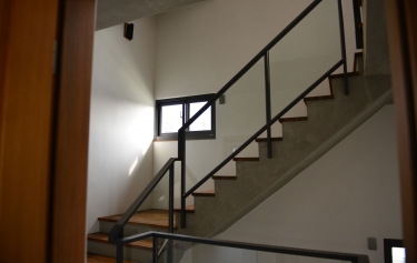 高雄市前鎮區透天別墅-橫拉窗增加樓梯採光