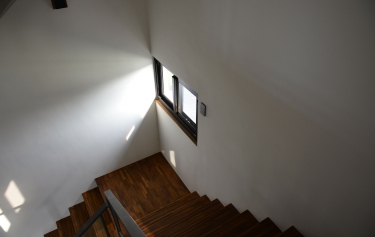 高雄市前鎮區透天別墅-樓梯採光佳