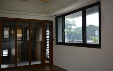 高雄市前鎮區透天別墅-1大2小橫拉窗增加視野