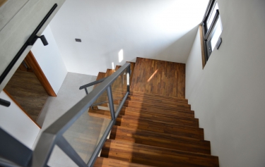 高雄市前鎮區透天別墅-樓梯採光佳