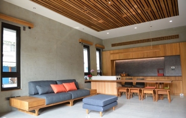 高雄市前鎮區透天別墅-小推射窗增加客廳採光