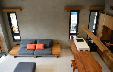 高雄市前鎮區透天別墅-小推射窗增加客廳採光