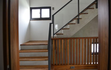 高雄市前鎮區透天別墅-小橫拉窗增加樓梯採光