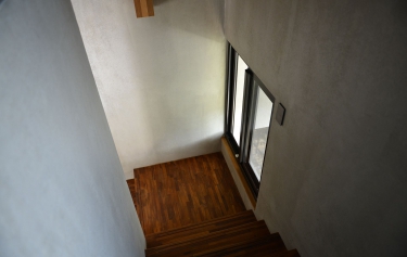 高雄市前鎮區透天別墅-樓梯間小橫拉窗