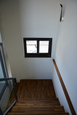 高雄市前鎮區透天別墅-橫拉窗增加樓梯採光