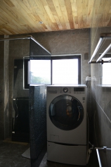 高雄市前鎮區透天別墅-橫拉窗增加浴室通風