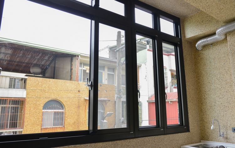 窗戶尺寸-推開窗與橫拉窗搭配固定窗並行