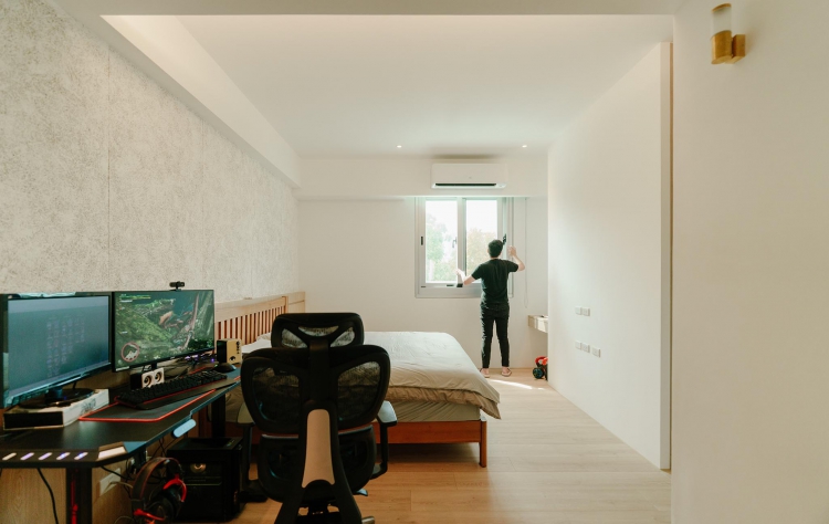 房間內的全天候雙層窗