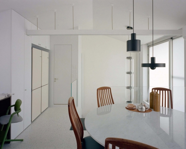 上層空間廚房及餐廳，室內外地坪設計齊平，配合兩扇全天候大落地窗，讓光線和視線流動。