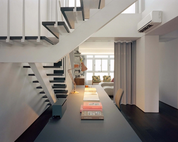 透過樓梯串連屋頂平台，她創造出一座光井，讓陽光穿透每一層樓