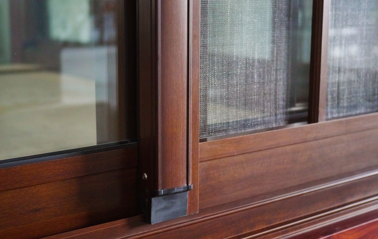 強化的紗窗框設計