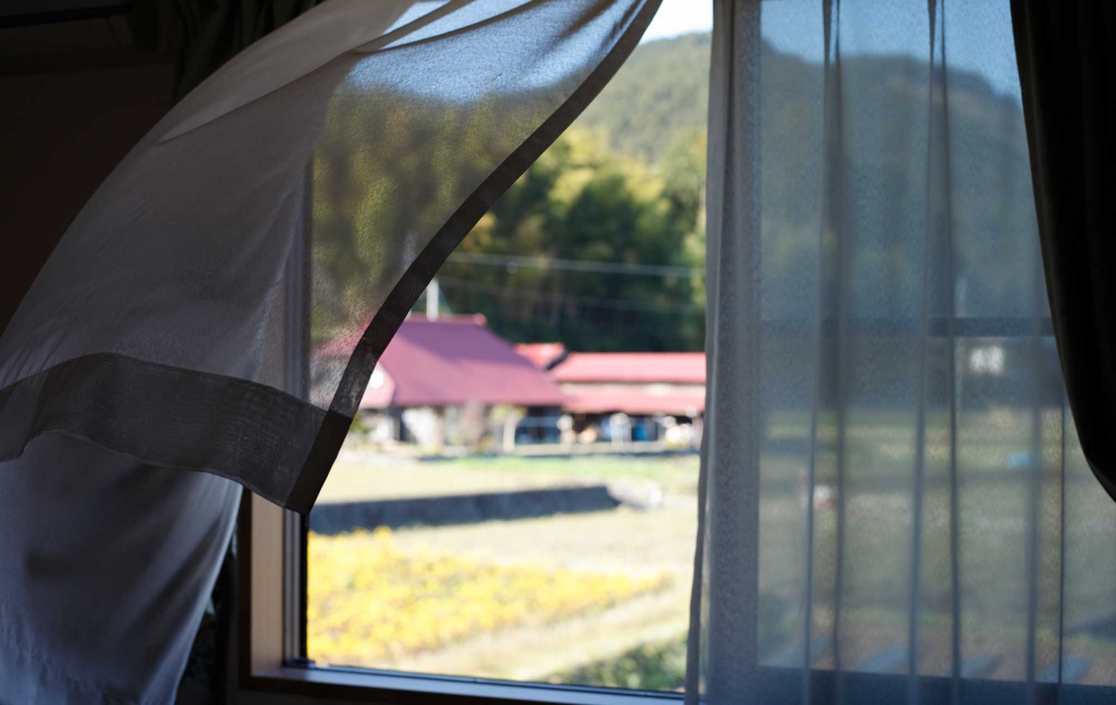 Low-E又稱低幅射鍍膜玻璃，夏季能有效阻擋輻射熱進入，冬季可以避免室外溫度穿透，於節能有顯著功效。