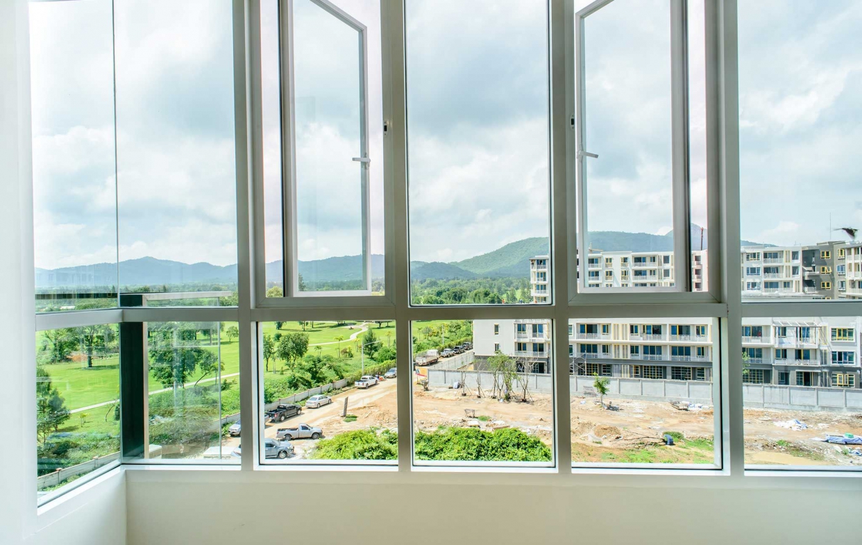 複層玻璃優點是不容易起霧因中間乾燥，且具有良好隔音、隔熱效果，是良好的節能綠建材。