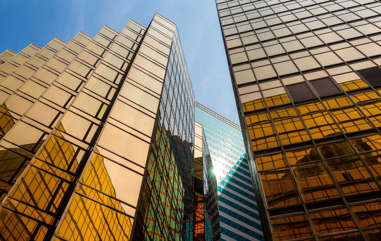 有色玻璃常被廣泛應用在汽車擋風玻璃，但是隔熱效果有限，優點是成本較低。