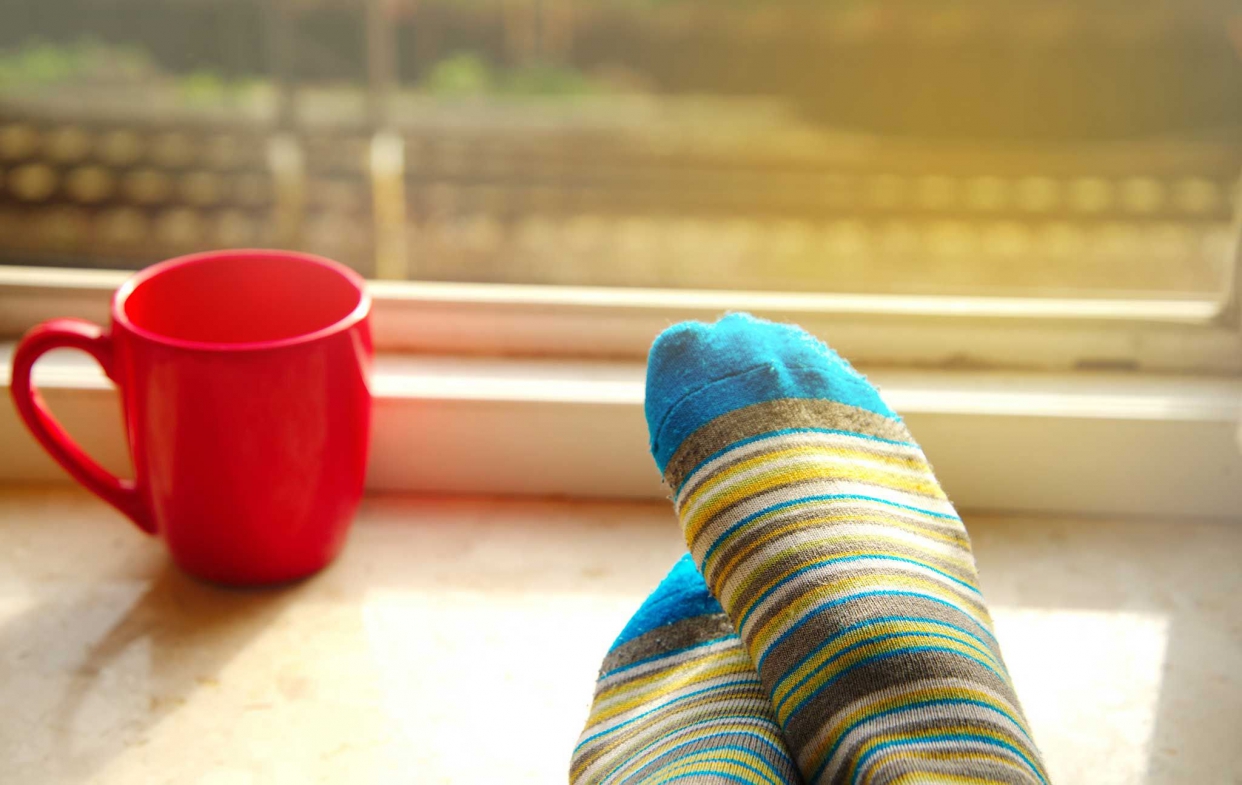 反射玻璃常被廣泛應用在玻璃帷幕，或辦公大樓，但缺點是容易對環境產生公害。