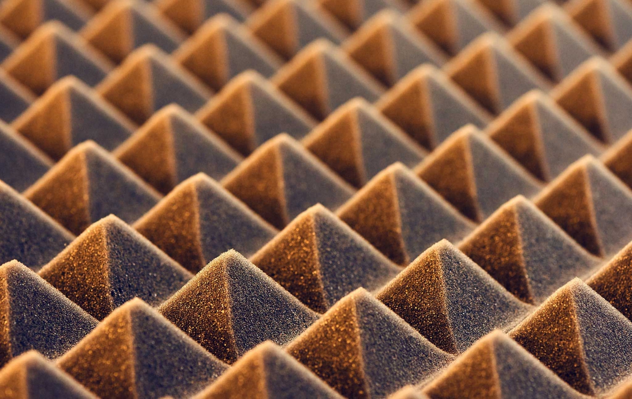 高性能綠建材主要畫分為三種：高性能防音、高性能透水以及高性能節能玻璃綠建材。