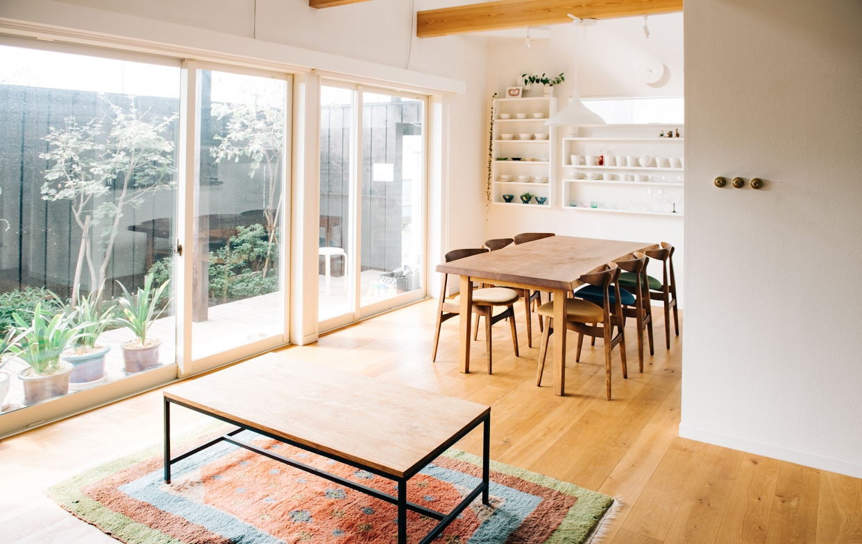 大尺寸落地窗讓室內白天不用開燈也明亮