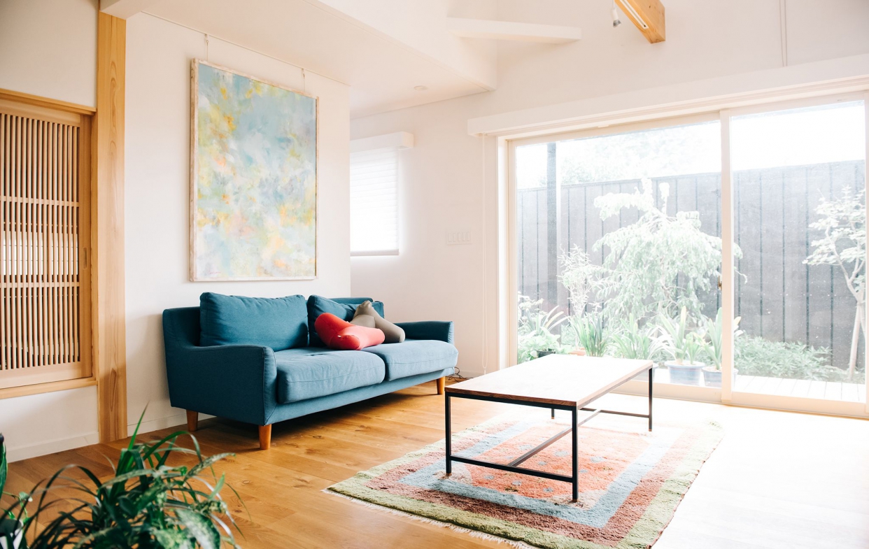 窗戶尺寸大可以引入自然光，創造舒適感