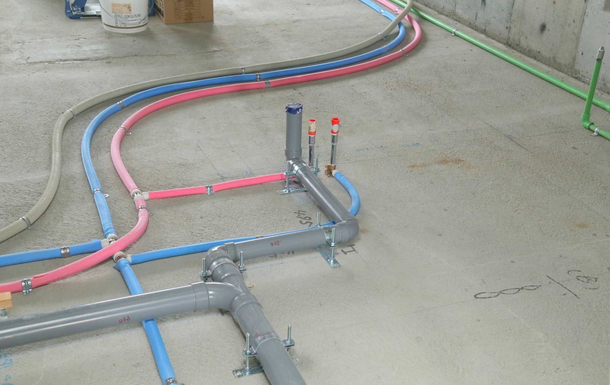 與設計師討論廚房翻修設計示意圖